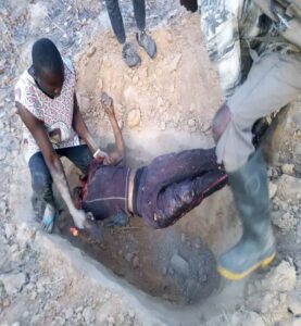 IDPs burying one of the bodies in a shallow grave today 
